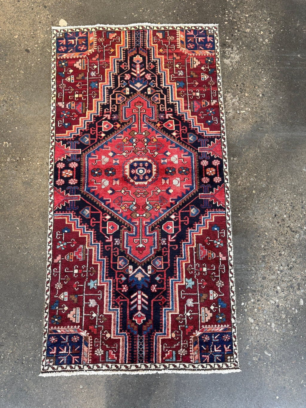 Tuyserkan-Teppich — rubinrotes und indigofarbenes, abgestuftes Medaillon | 2'8" × 5'1"