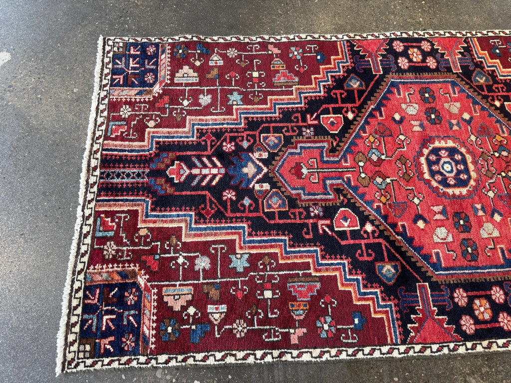 Tuyserkan-Teppich — rubinrotes und indigofarbenes, abgestuftes Medaillon | 2'8" × 5'1"