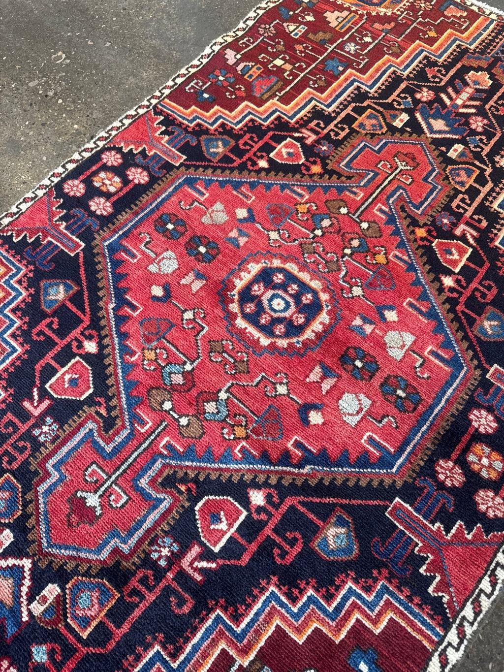 Tuyserkan-Teppich — rubinrotes und indigofarbenes, abgestuftes Medaillon | 2'8" × 5'1"