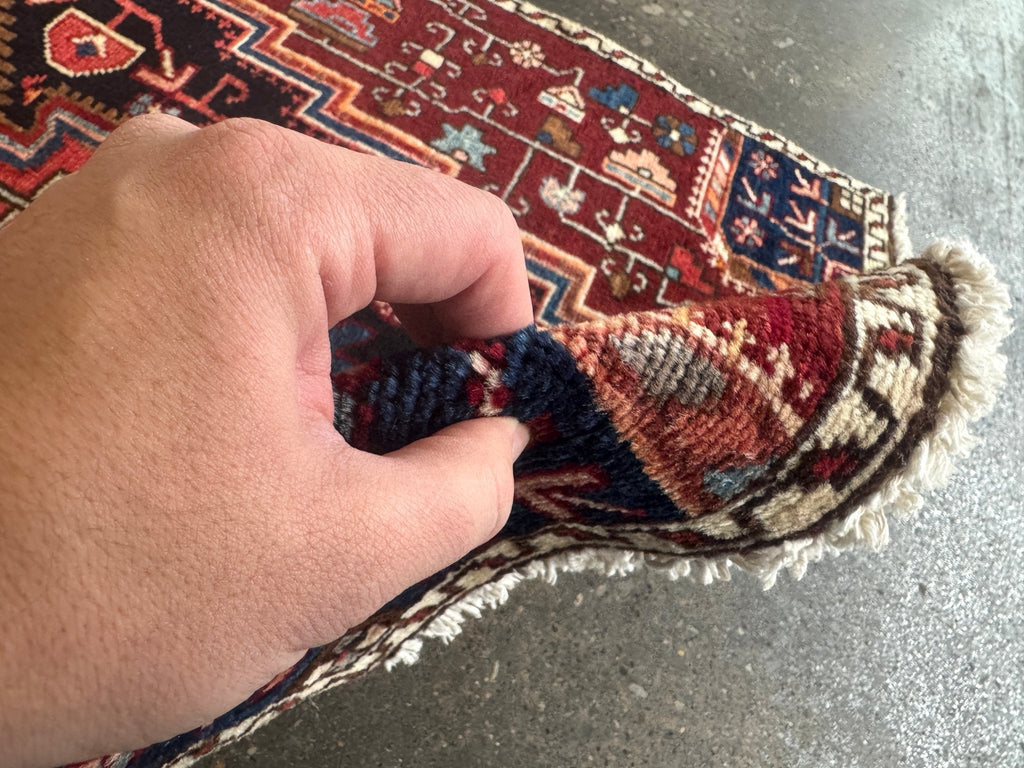 Tuyserkan-Teppich — rubinrotes und indigofarbenes, abgestuftes Medaillon | 2'8" × 5'1"