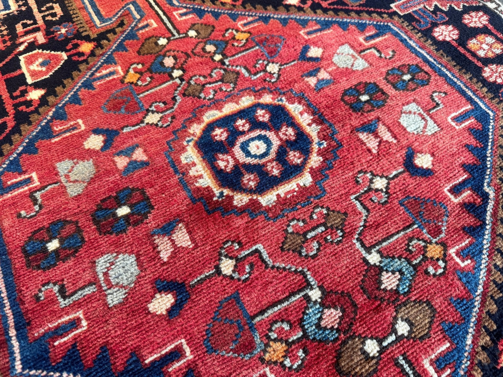 Tuyserkan-Teppich — rubinrotes und indigofarbenes, abgestuftes Medaillon | 2'8" × 5'1"