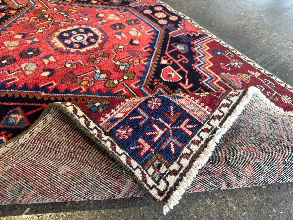 Tuyserkan-Teppich — rubinrotes und indigofarbenes, abgestuftes Medaillon | 2'8" × 5'1"