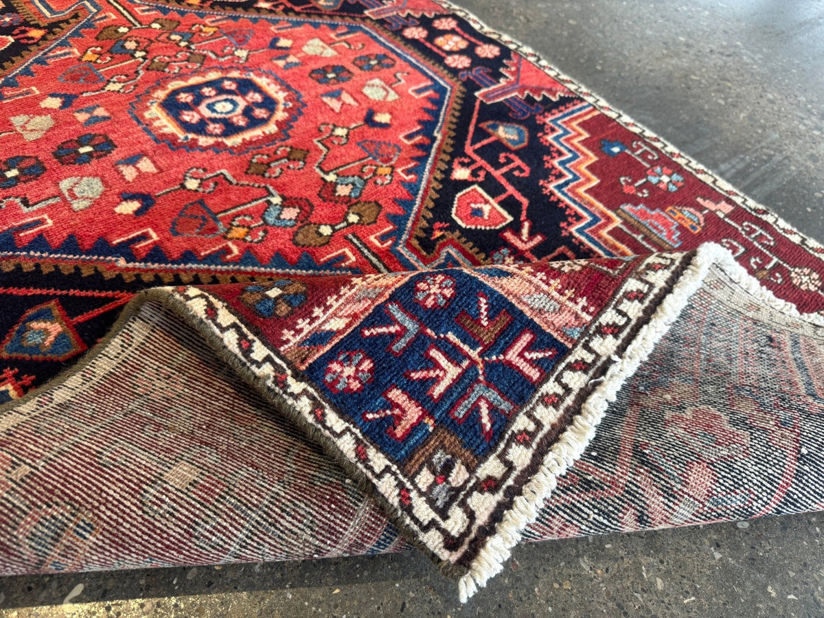 Tuyserkan-Teppich — rubinrotes und indigofarbenes, abgestuftes Medaillon | 2'8" × 5'1"