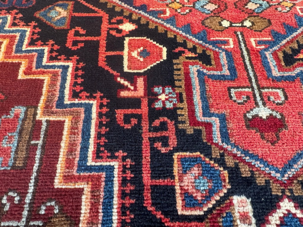 Tuyserkan-Teppich — rubinrotes und indigofarbenes, abgestuftes Medaillon | 2'8" × 5'1"
