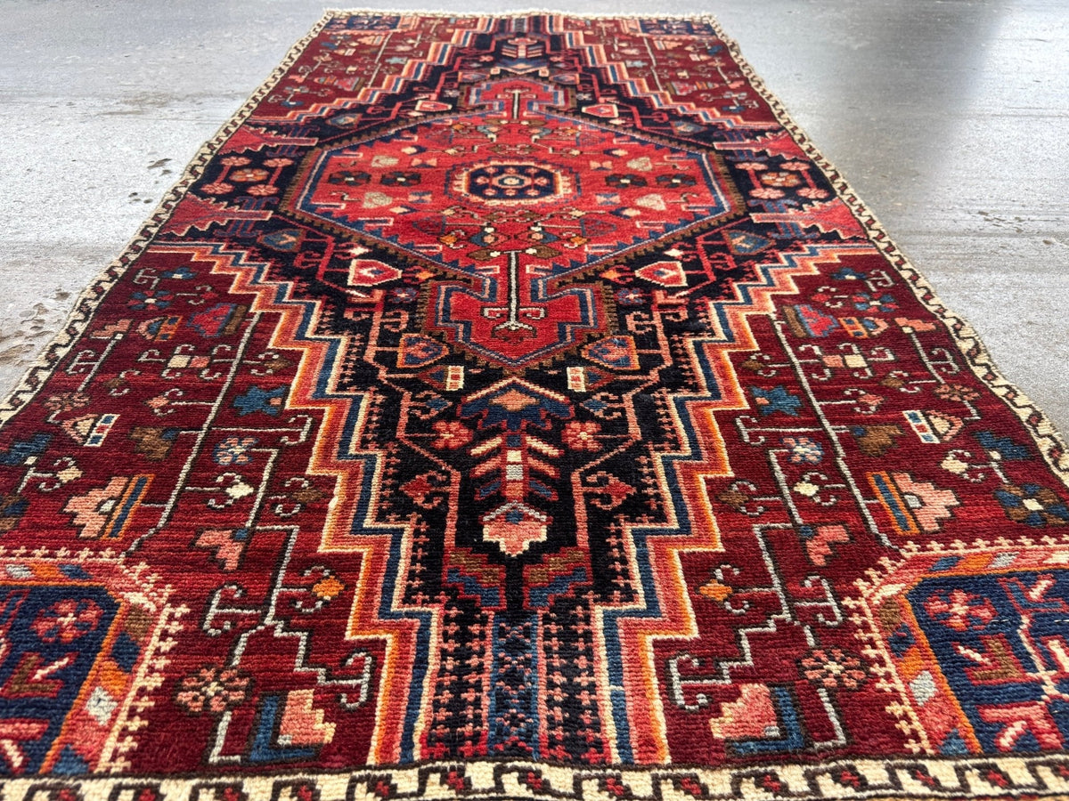 Tuyserkan-Teppich — rubinrotes und indigofarbenes, abgestuftes Medaillon | 2'8" × 5'1"