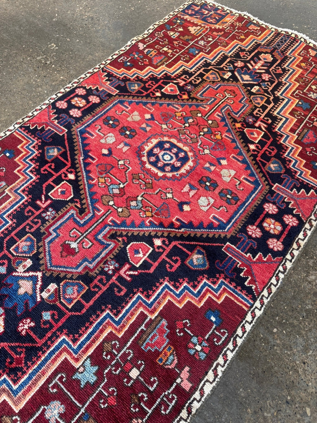 Tuyserkan-Teppich — rubinrotes und indigofarbenes, abgestuftes Medaillon | 2'8" × 5'1"