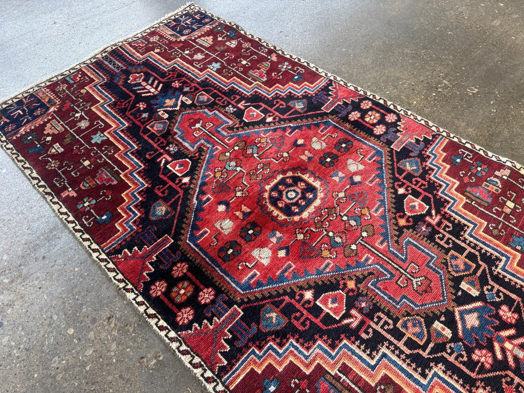 Tuyserkan-Teppich — rubinrotes und indigofarbenes, abgestuftes Medaillon | 2'8" × 5'1"