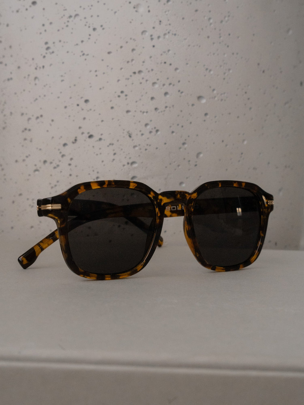 Boléro Quinn — Lunettes de soleil carrées rétro