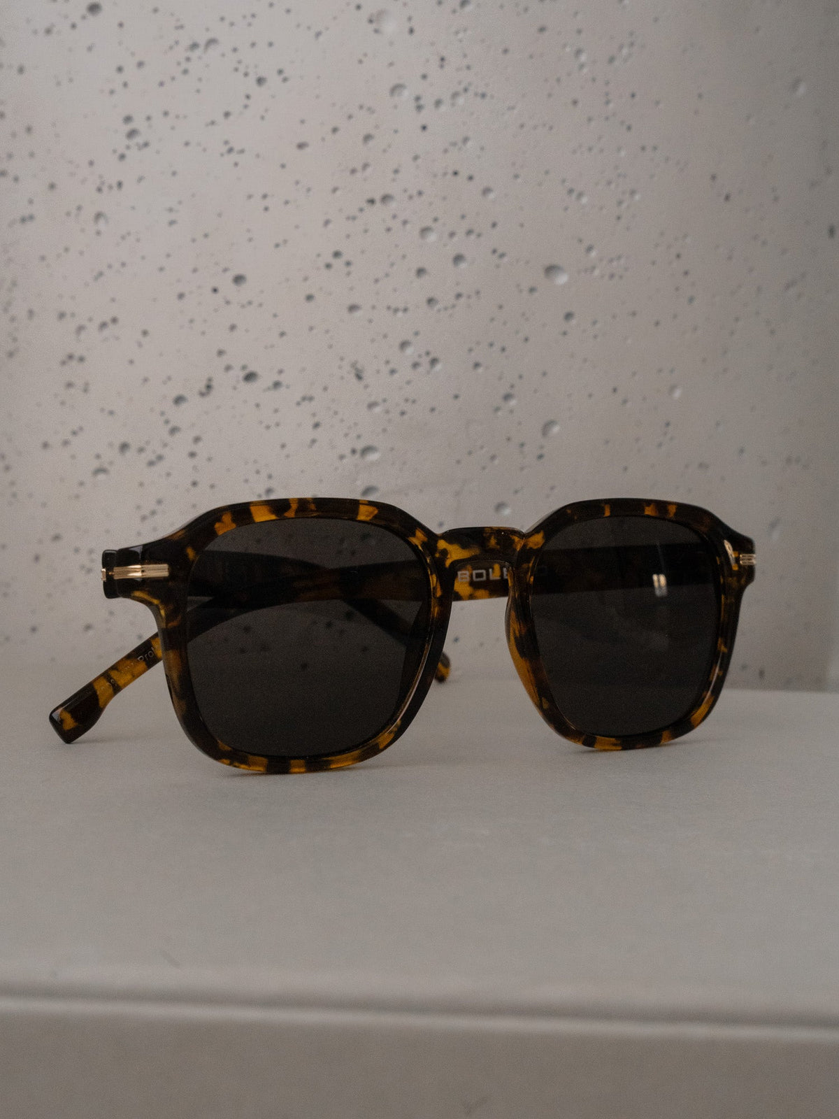 Boléro Quinn — Lunettes de soleil carrées rétro