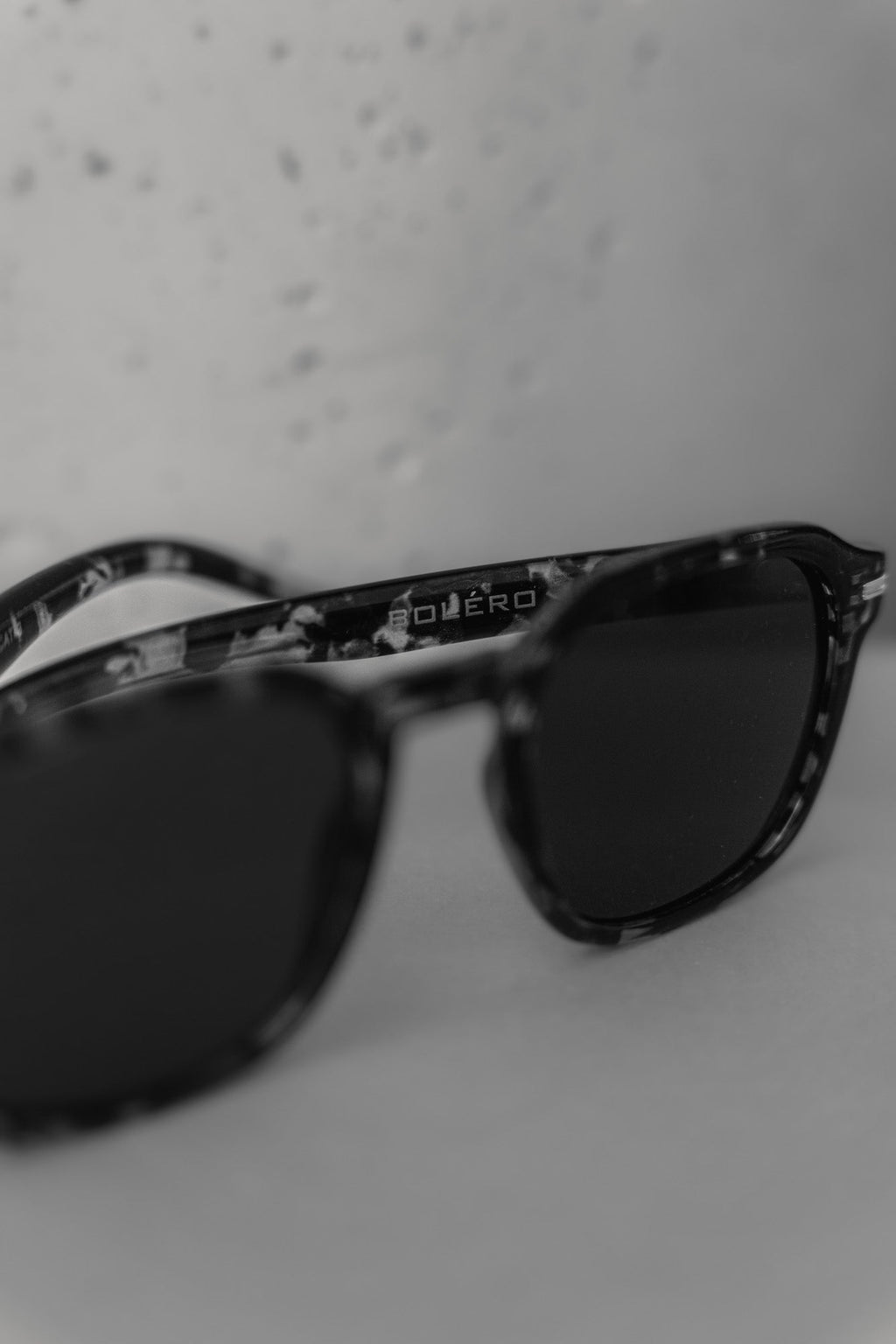 Boléro Quinn — Lunettes de soleil carrées rétro