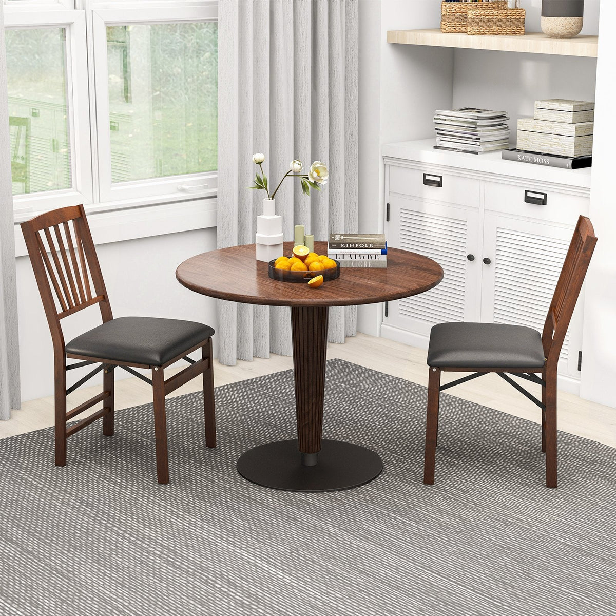 Lot de 2 chaises de salle à manger pliantes en bois d'hévéa finition noyer, dossier à lattes en éventail et assise en similicuir PVC noir