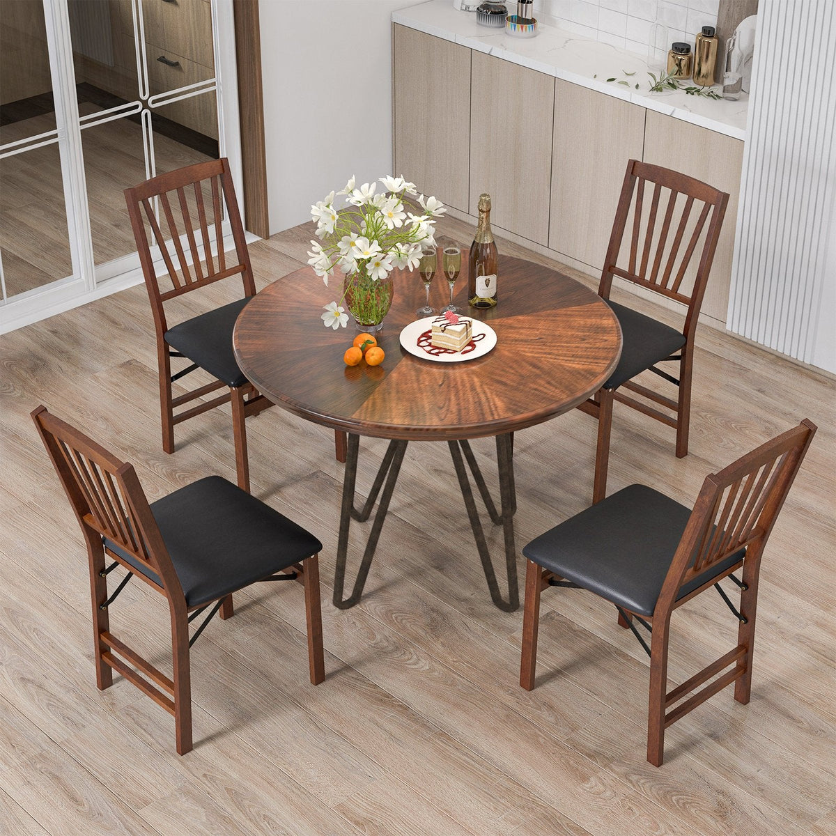 Lot de 2 chaises de salle à manger pliantes en bois d'hévéa finition noyer, dossier à lattes en éventail et assise en similicuir PVC noir