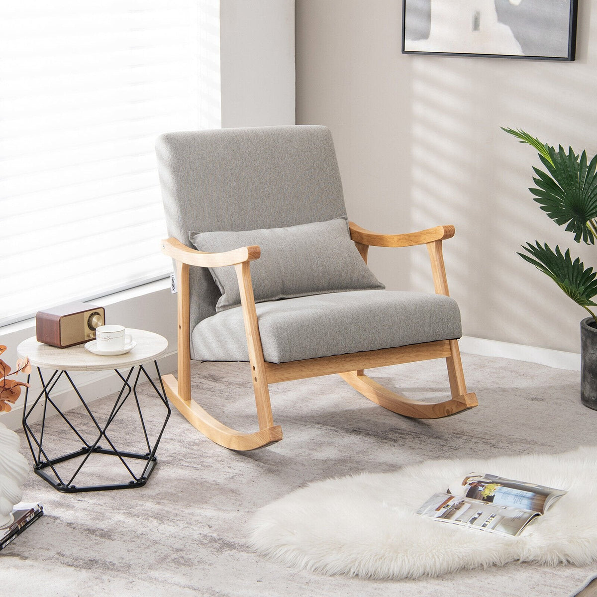 Mecedora tapizada con almohada y estructura de madera de caucho - gris